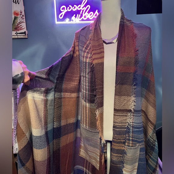 New Three Bird nest Plaid Multicolored Pocket Ruana - Picture 3 of 14